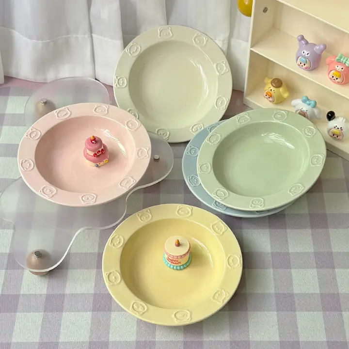 可愛らしい九匹の猫の浮き彫りデザインの陶器製フルーツプレート【家用食器用】