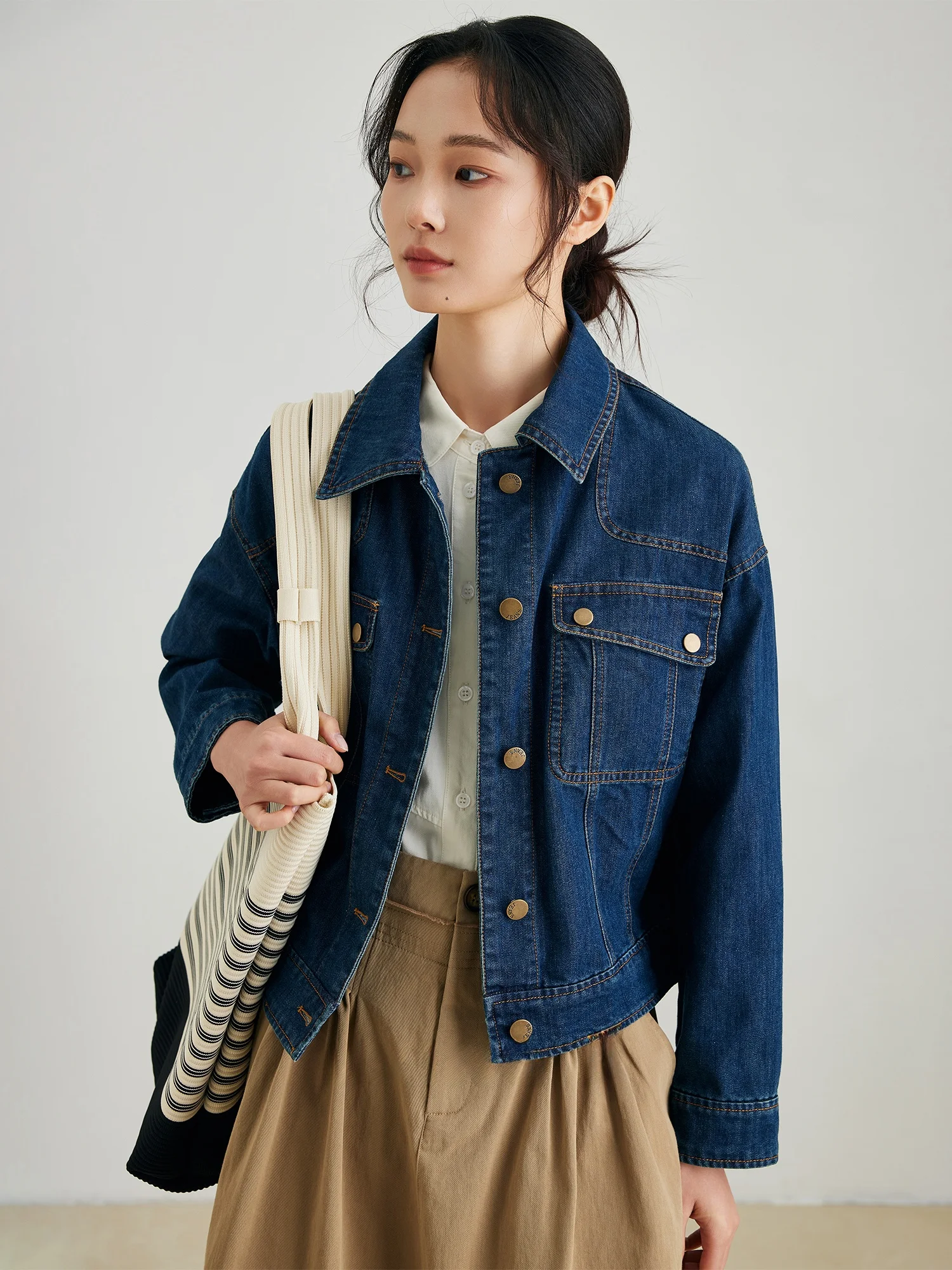 春コーデの基本を徹底解説｜シンプルTシャツが自然なスタイルを実現