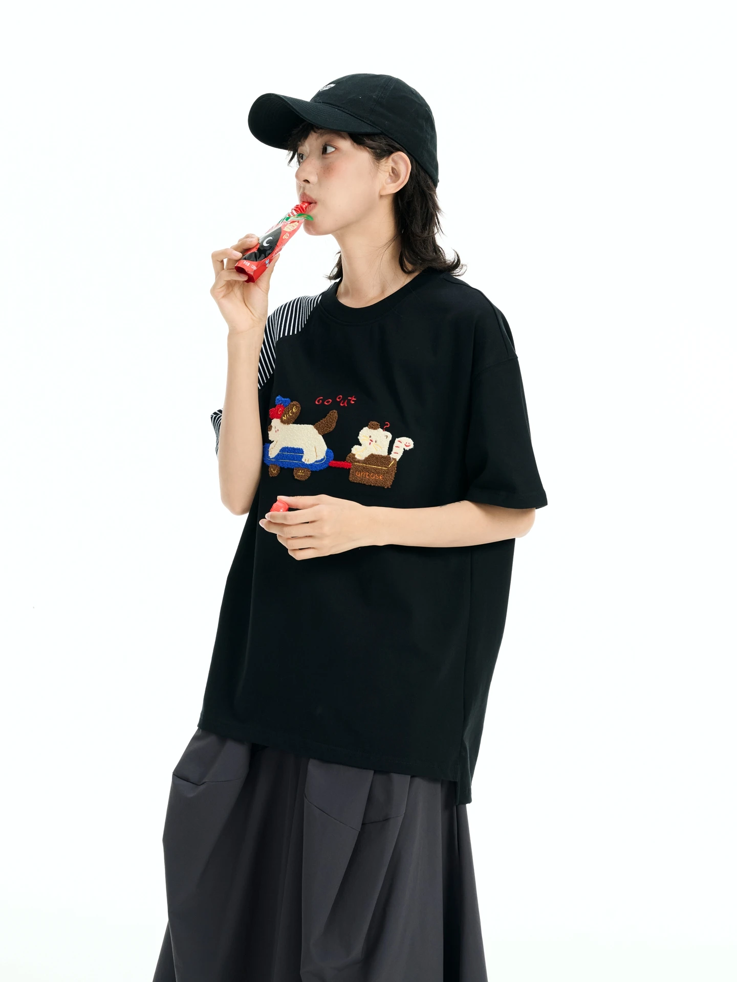 犬モチーフTシャツ：ストライプと刺繍が特徴の2026年春季リリースモデル
