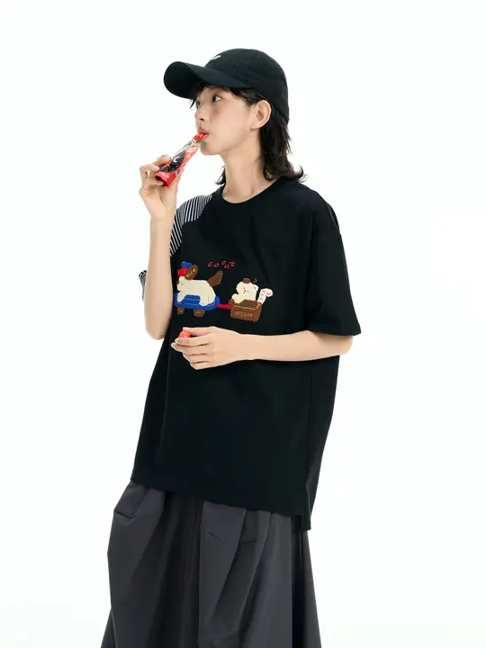 ユニークなデザインの犬モチーフTシャツ【ストライプ・不均一な切り替え・刺繍入り・短袖】
