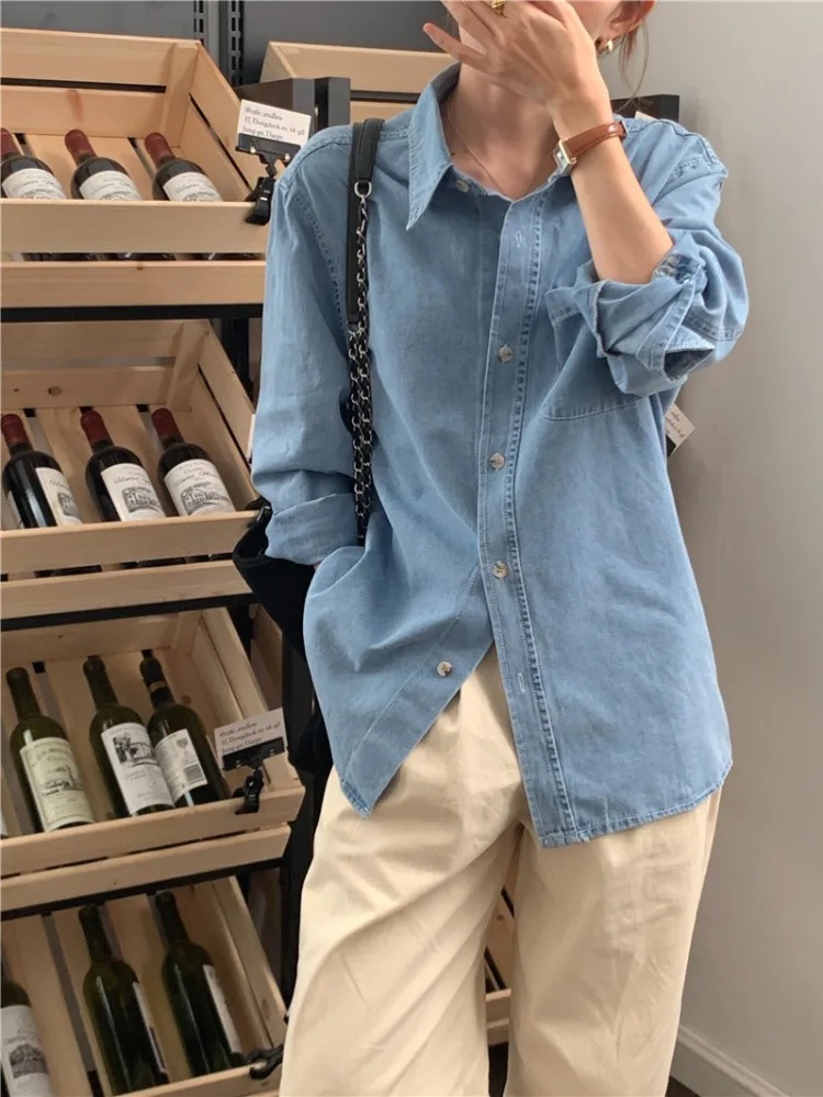 白シャツとデニムのコーデを失敗させないためには、どうやって着るの？
