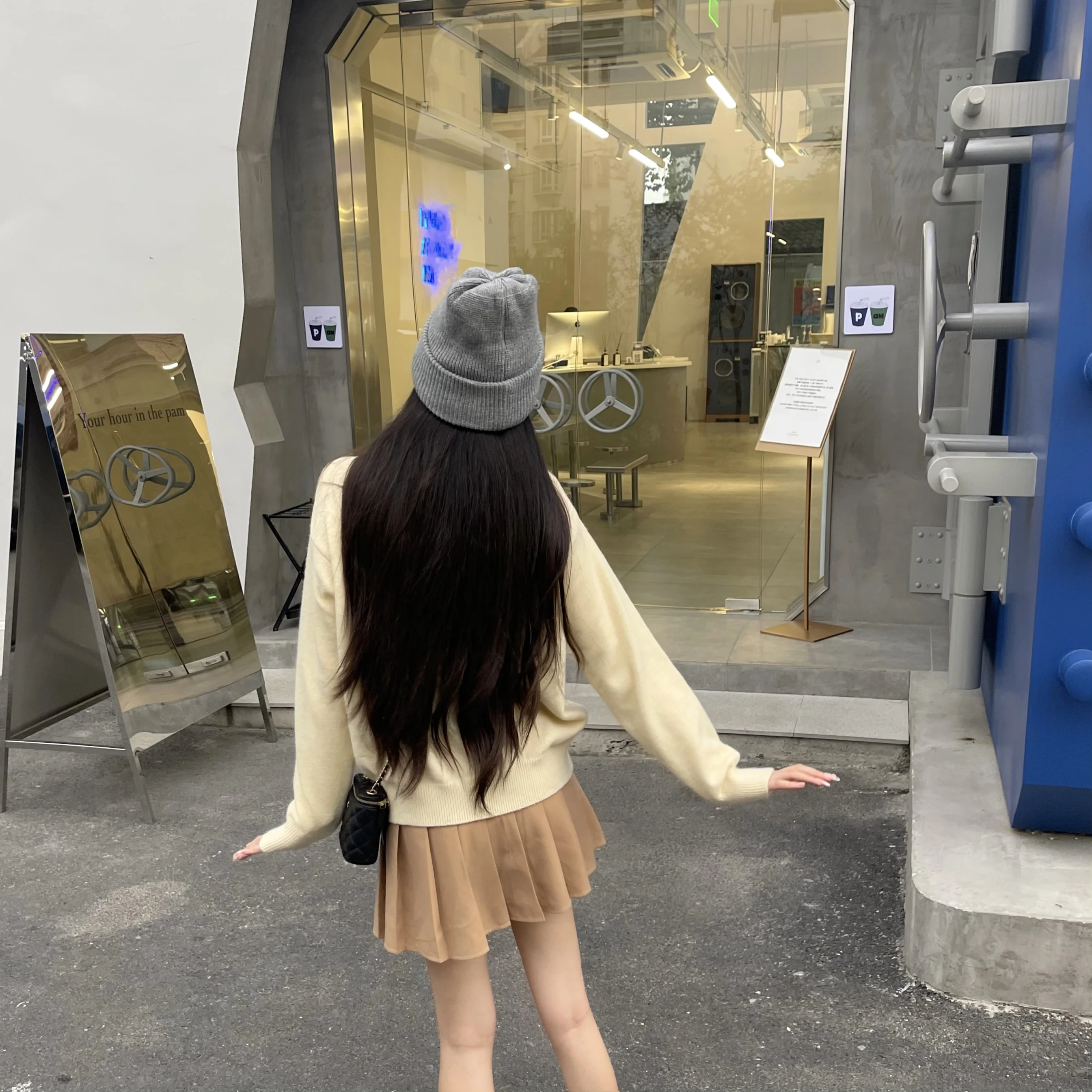 カシミア風ベージュのプリーツスカート：秋冬に最適な高腰デザインと防走光機能