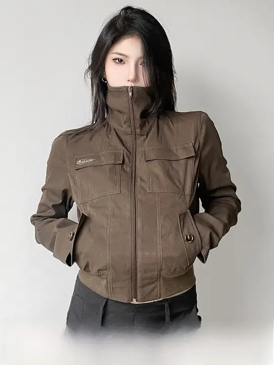 レトロデザインのポケット付きジップアップショートジャケット【ブラウン・立ち襟・細身効果】