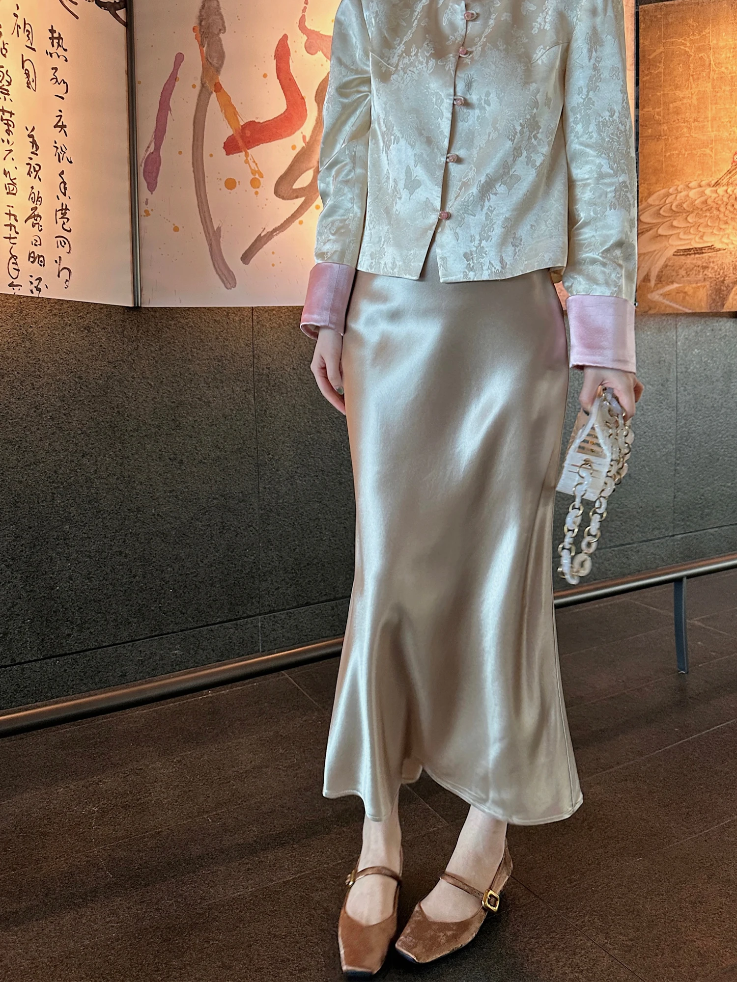 高級酸素サテンのエレガントスカート：光沢感と滑らかな質感を実現