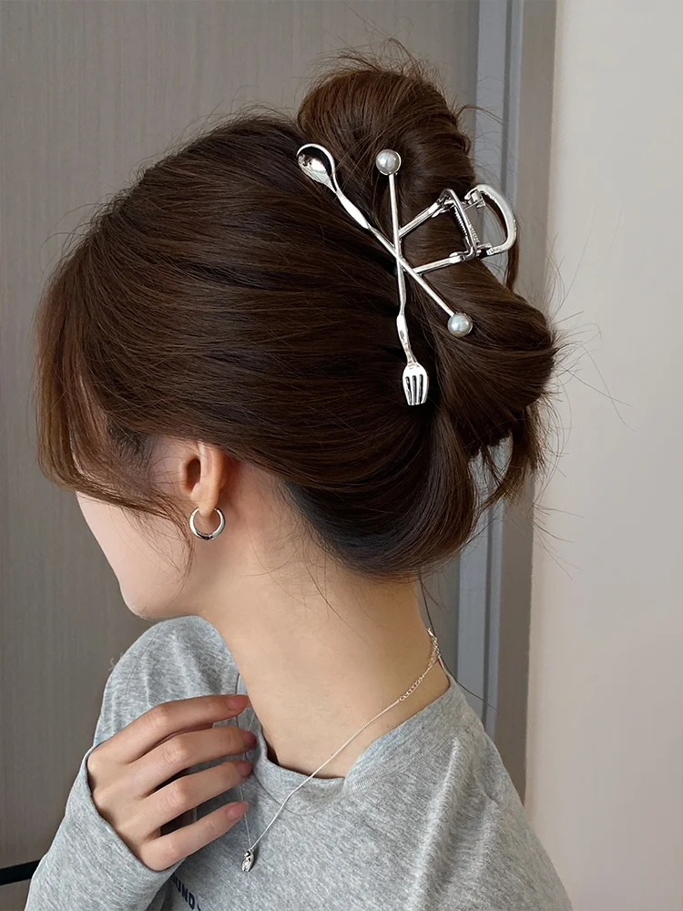 ミラールックで失敗しない髪型は、実は「フォークとスプーン」のヘアピンから始まる？