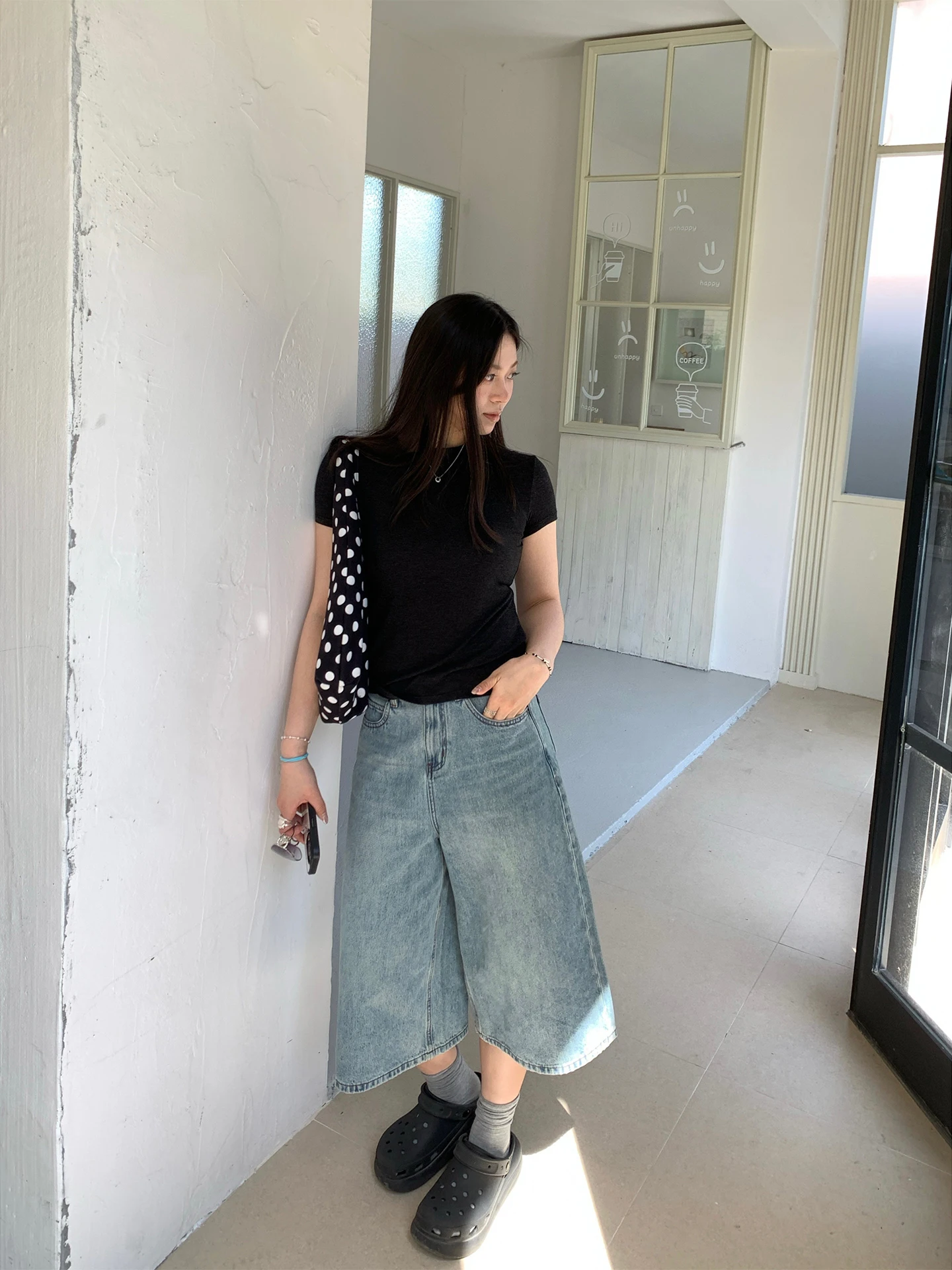 30代のカジュアルファッションで悩むなら、この夏の水洗いブルーデニムパンツが救いになる？