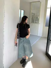 したスタイリッシュな夏用水洗いブルーの七分丈ワイドデニムパンツ