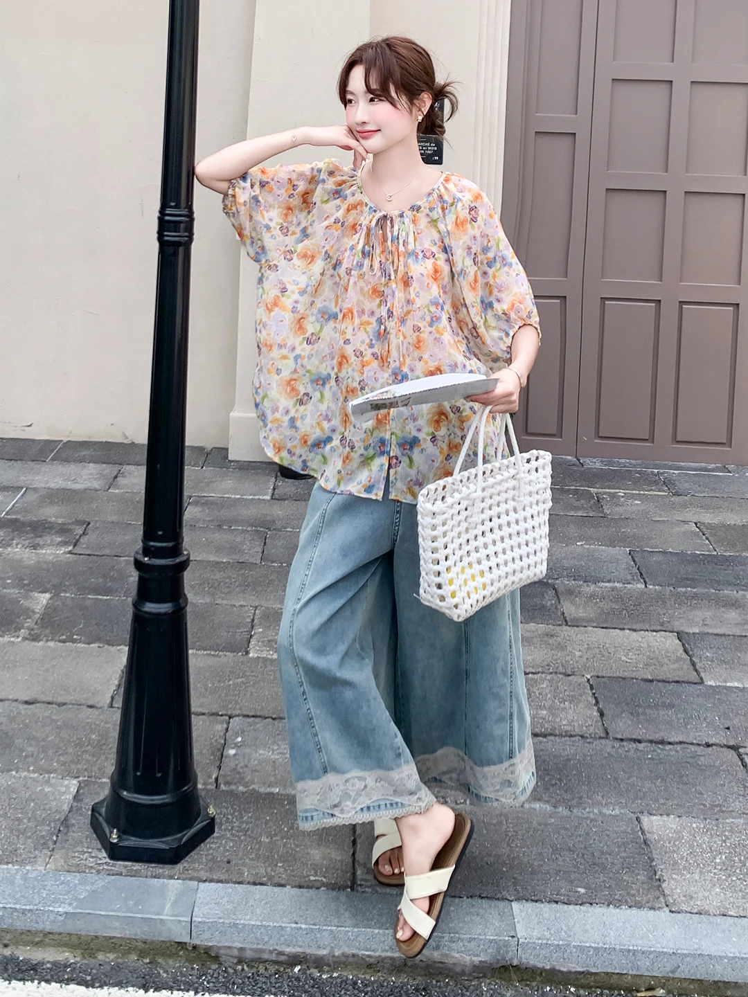 水色ブラウスの夏コーデに最適な花柄シフォンブラウスとデニムワイドレッグパンツセット