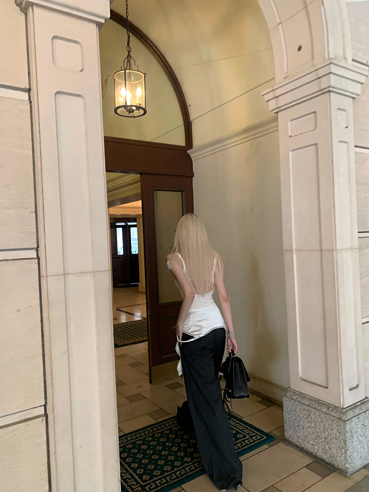 50代のファッション女性向けグレー縞模様ワイドレッグスーツパンツの着こなしとシルエットのバランス