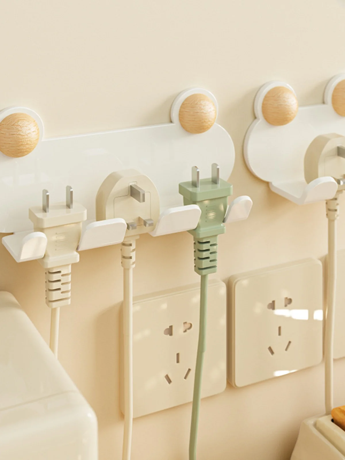 穴あけ不要の電源タップ固定フック：キッチン用粘着式充電器収納の実用性と安全性