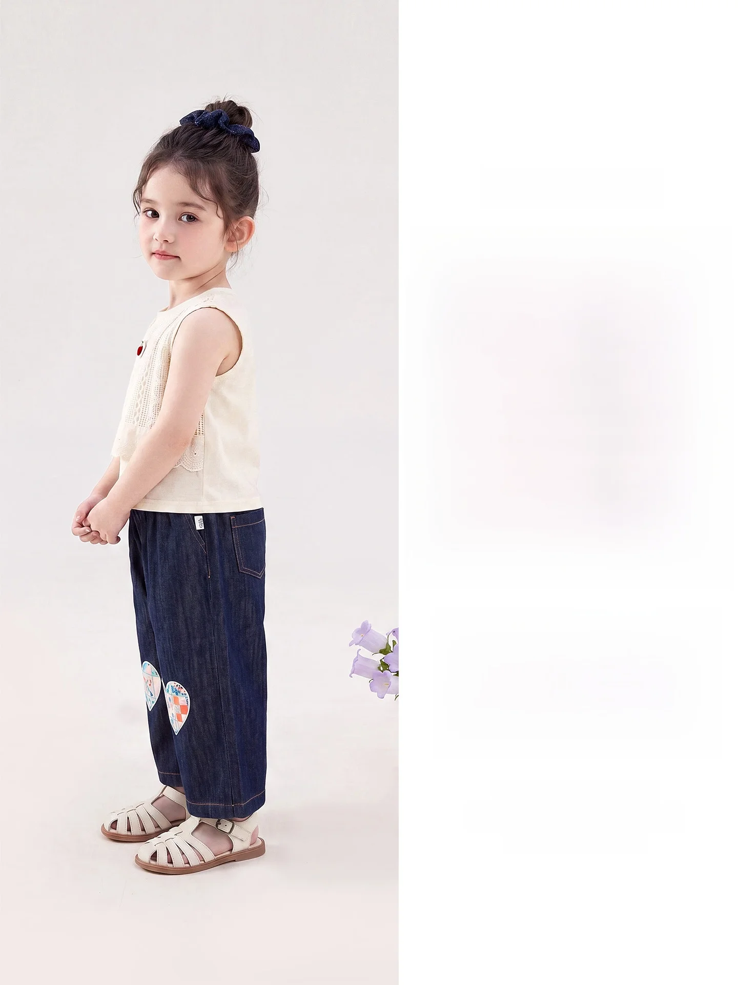 16°Cの日差しで冷えにくい子供の服は？法式カジュアルのタンクトップとデニムパンツが解決する