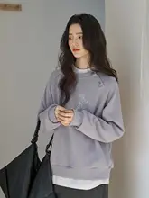 紫色のロゴプリントラウンドネックプルオーバースウェットシャツ【女性用・デザイン性・ドロップショルダー】（セットアップ対応）