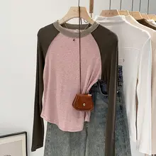 肌触りの良いピンクのコントラストバイカラーの肩落ちデザインのトップス【スリムフィット・秋用】
