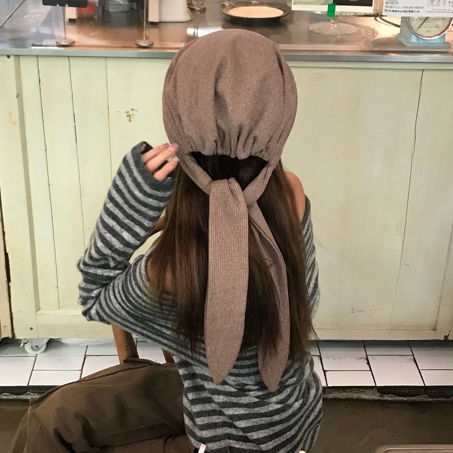 可愛らしいデザインのゆったりした帽子：女性向け春・秋ニット帽のファッションと機能性を解説