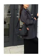 大容量のナイロン製トートバッグ【斜め掛け・旅行用・肩掛け】