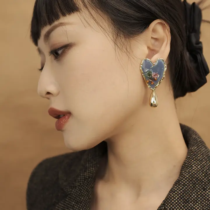 BOMBCACA 手作りドライフラワー使用のゴールド水滴デザインイヤリング【ハート形・エレガントスタイル】