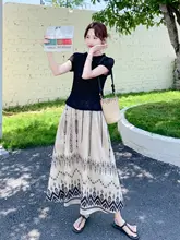 肌理感のある透かし模様の短袖トップスと花柄スカートの女性用コーディネート（セットアップ対応）