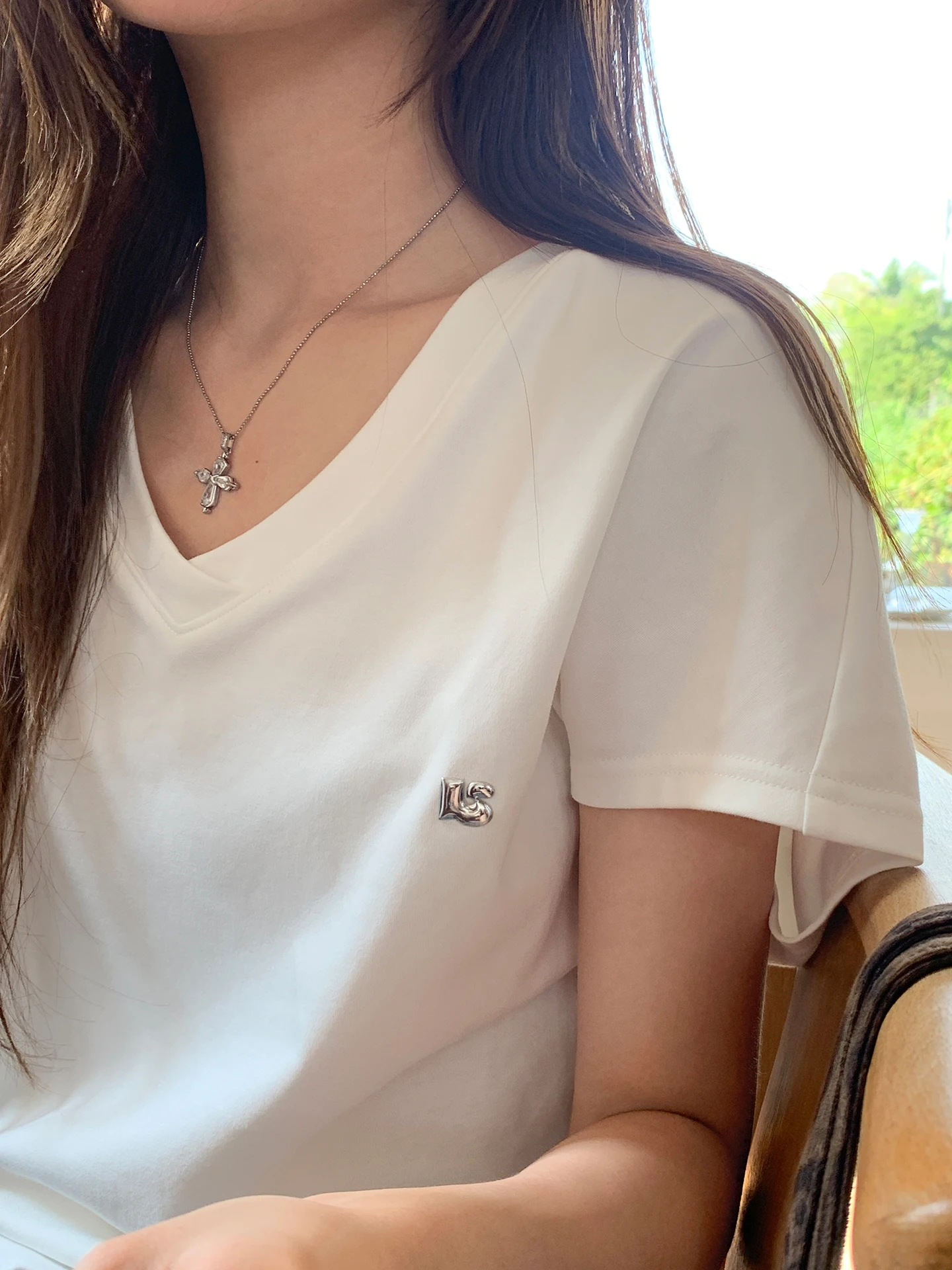 40代の女性にぴったりなカジュアルコーデは、黒のVネックTシャツで決まる？