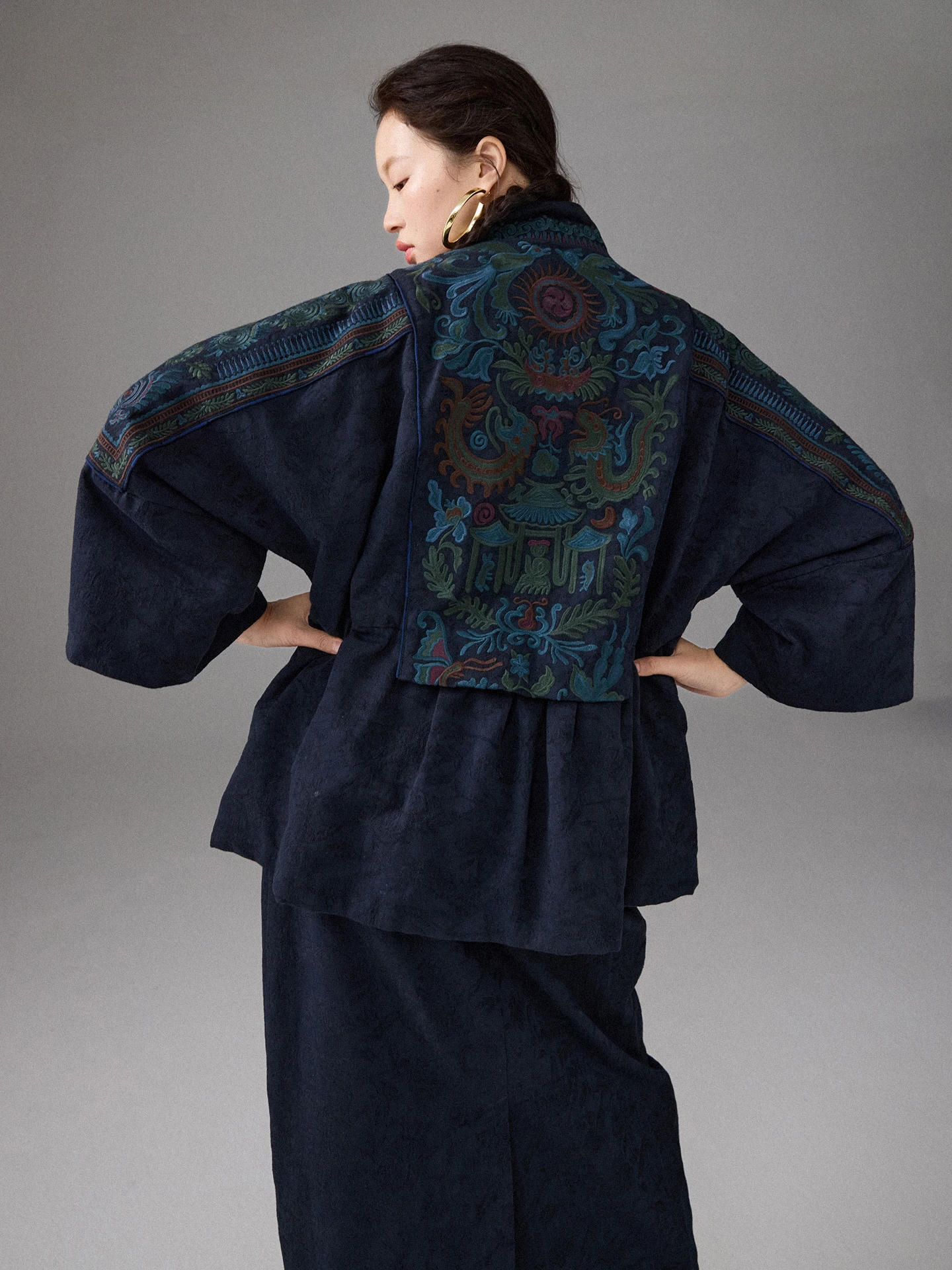 苗刺繍風キルトジャケットと半身スカートのセットアップ：秋の通勤スタイルに最適な組み合わせ