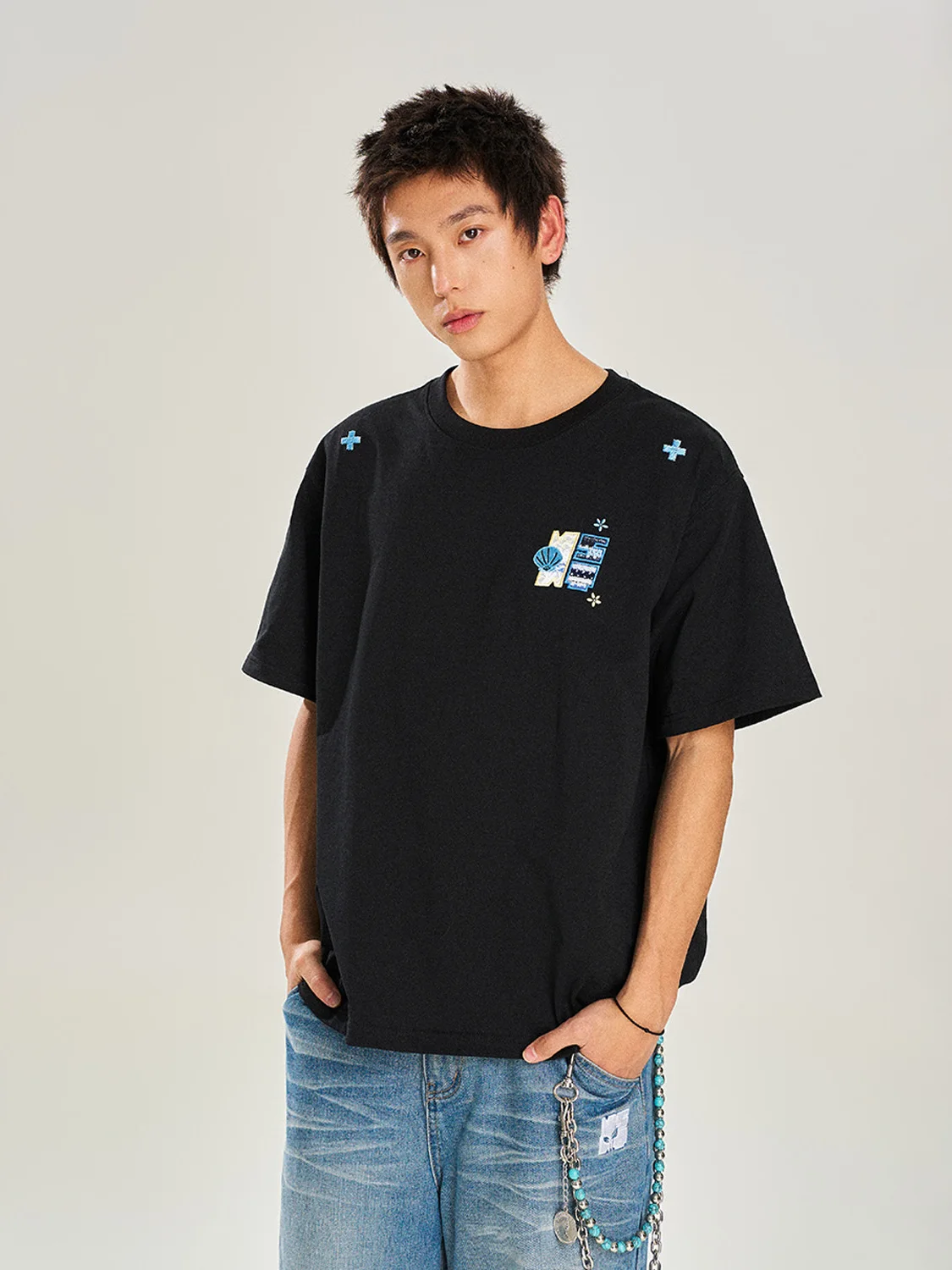 星の刺繍と透かしデザインのTシャツ：ユニセックス向けのデザインと機能性を徹底解説