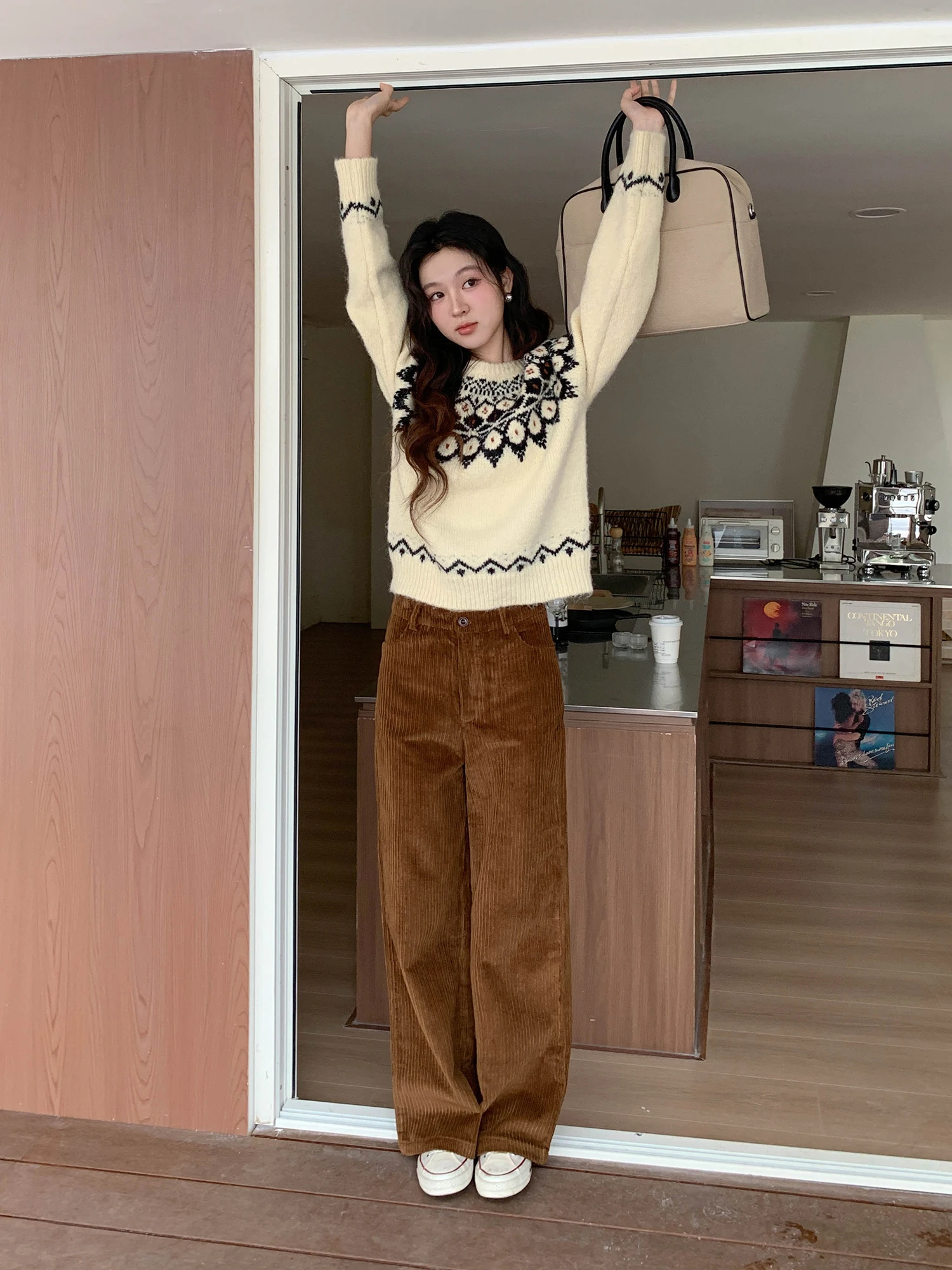 アフタヌーンティー コーデ パンツで悩むなら、このコーディロイパンツが救いになる？