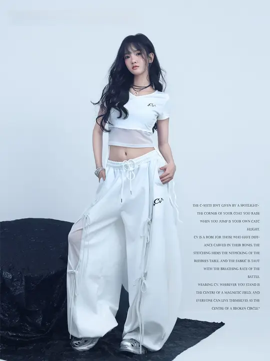 白色のダンスファッション上下セット【短丈ジャズトップ・ゆったりストレートパンツ】（セットアップ対応）