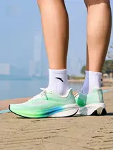 専門的なクッション技術を搭載したランニングシューズ【男性用・夏季対応・軽量デザイン】