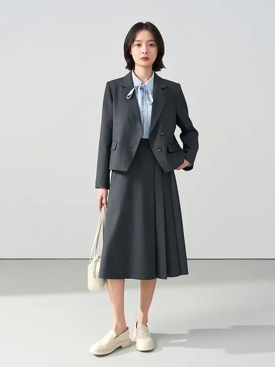 グレーのブレザー【秋用・女性・ショート丈・ビジネススタイル・小柄向け】（セットアップ対応）