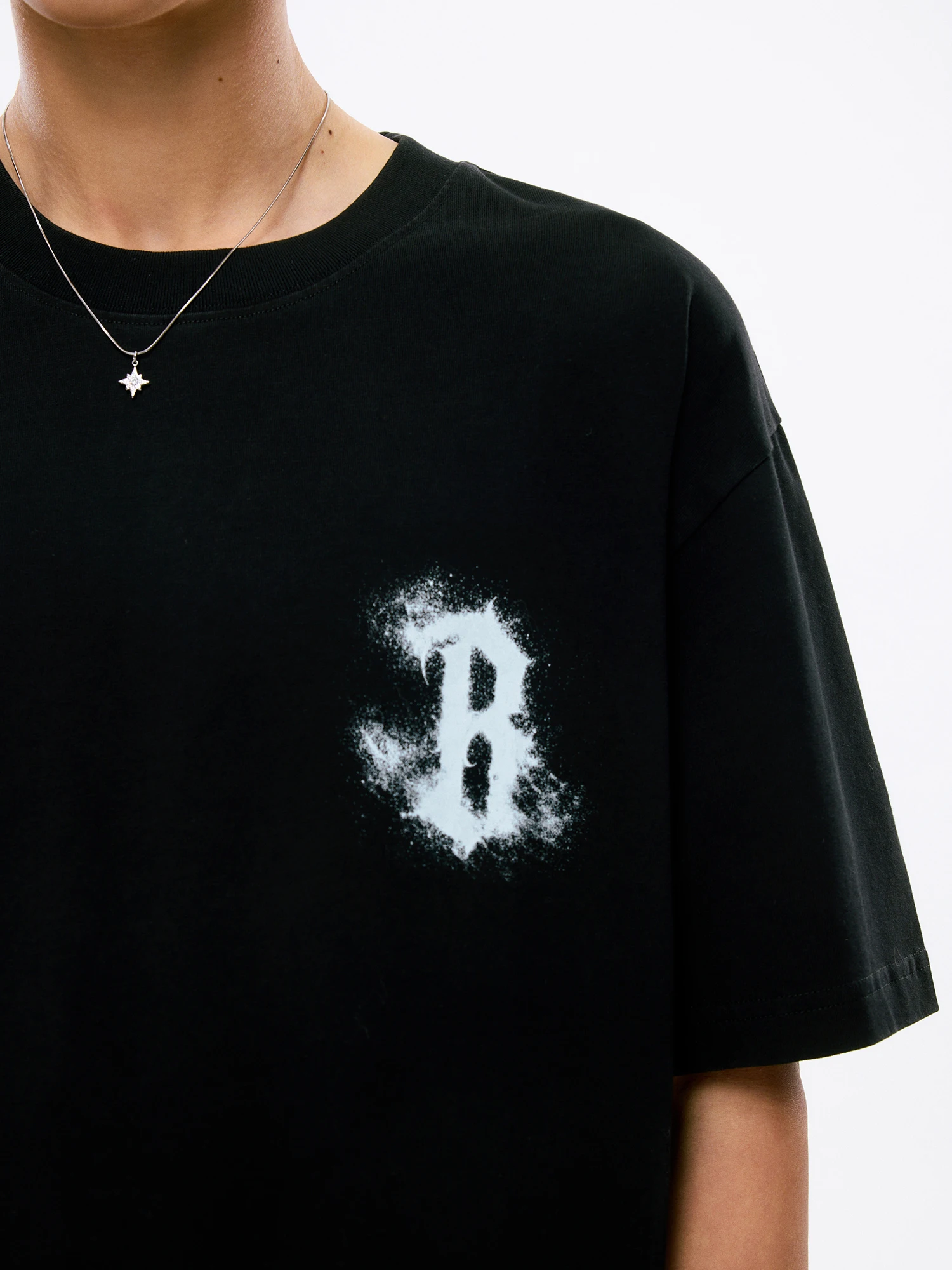 オーバーサイズTシャツをどう選ぶ？コットン100％のゆったり感が本当のスタイルを生む理由