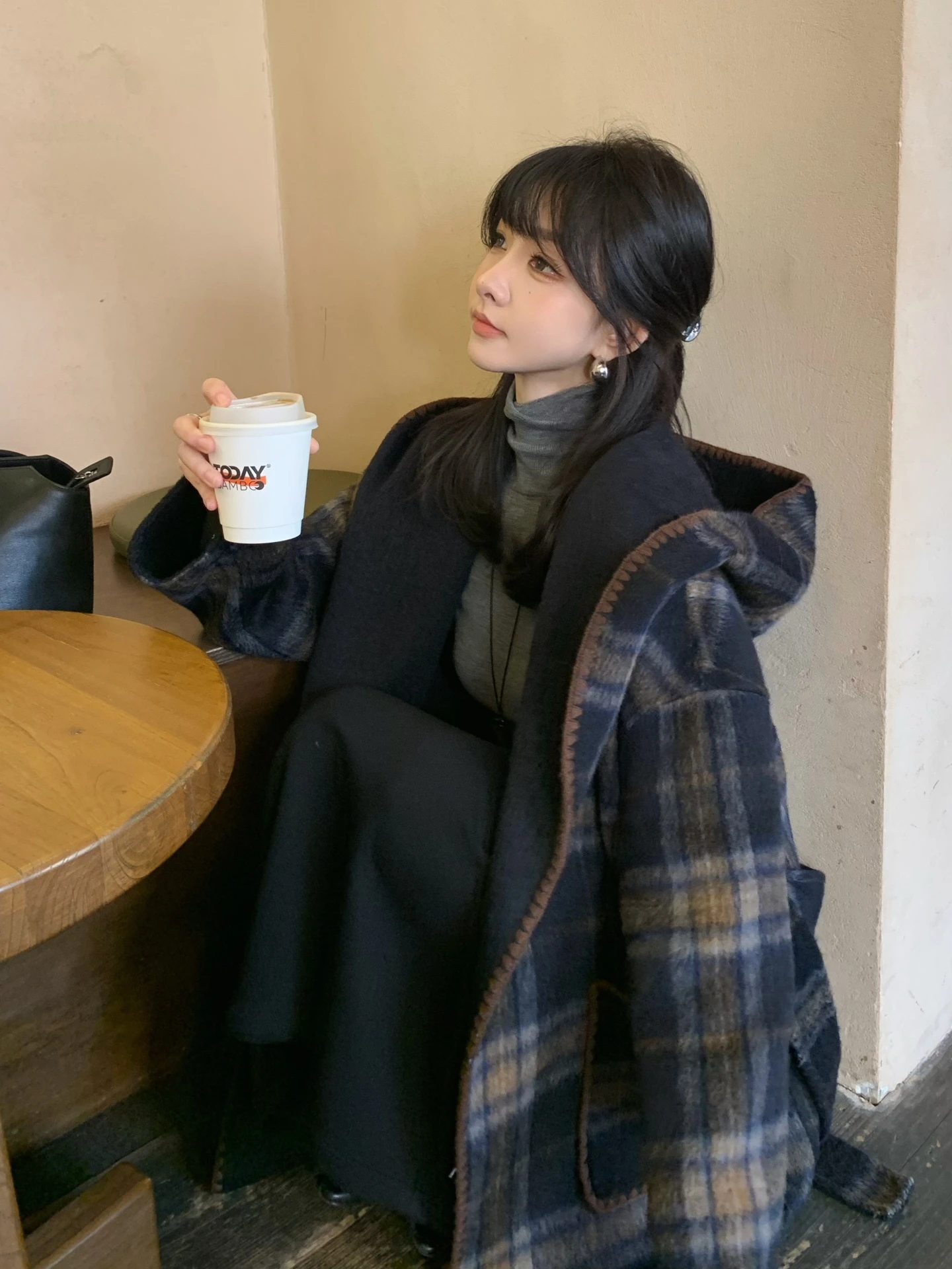 オーバーサイズ チェスターコート と フード付きコートの違いは？ヴィンテージチェックのリバーシブルカシミヤコートが解決するリアルな着こなしの悩み