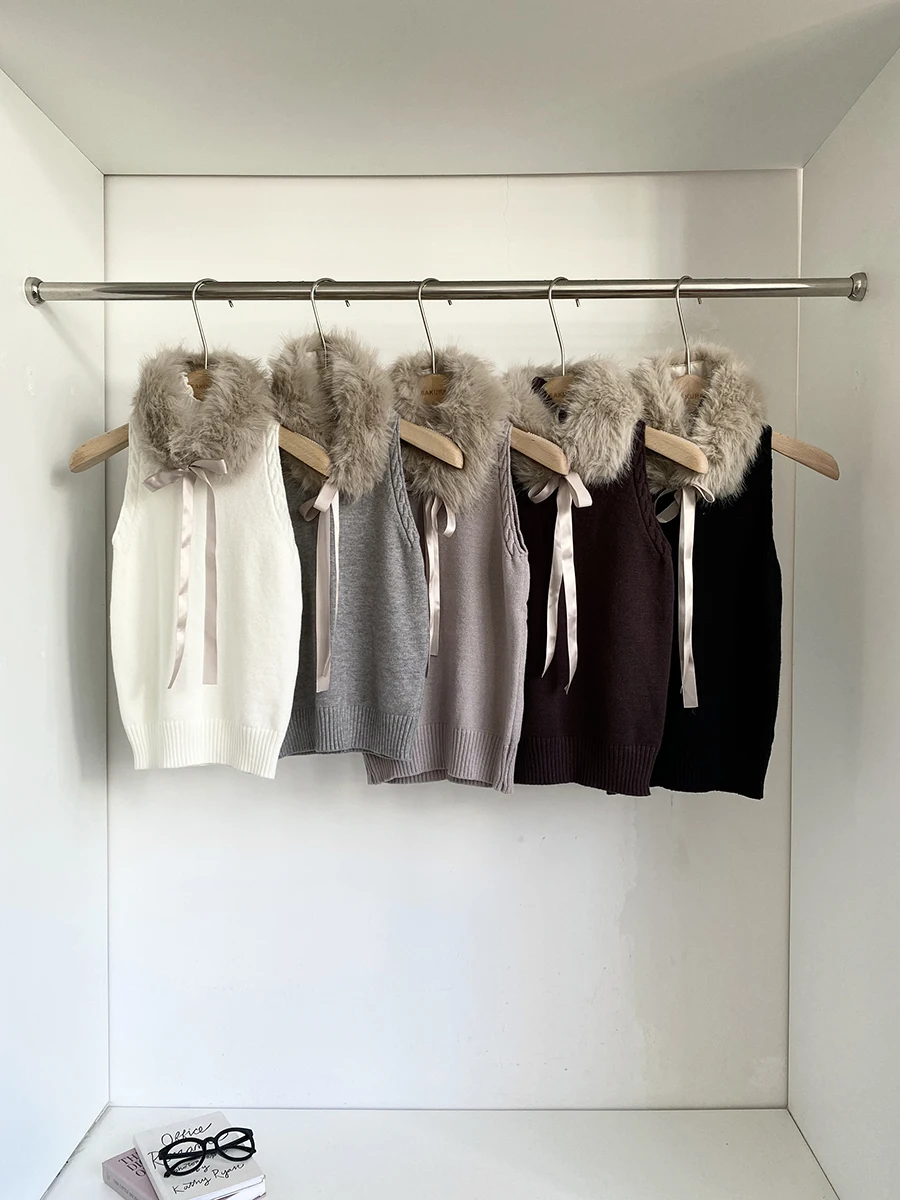 10月頭にぴったりの冬の服装は？脱着可能なファー付きニットベストが解決する理由