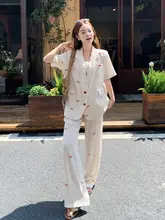 米白色のカジュアルデザイン 小馬プリントのショートスリーブジャケットとワイドパンツ【夏用・女性用】（セットアップ対応）