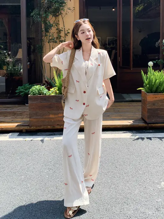米白色のカジュアルデザイン 小馬プリントのショートスリーブジャケットとワイドパンツ【夏用・女性用】（セットアップ対応）