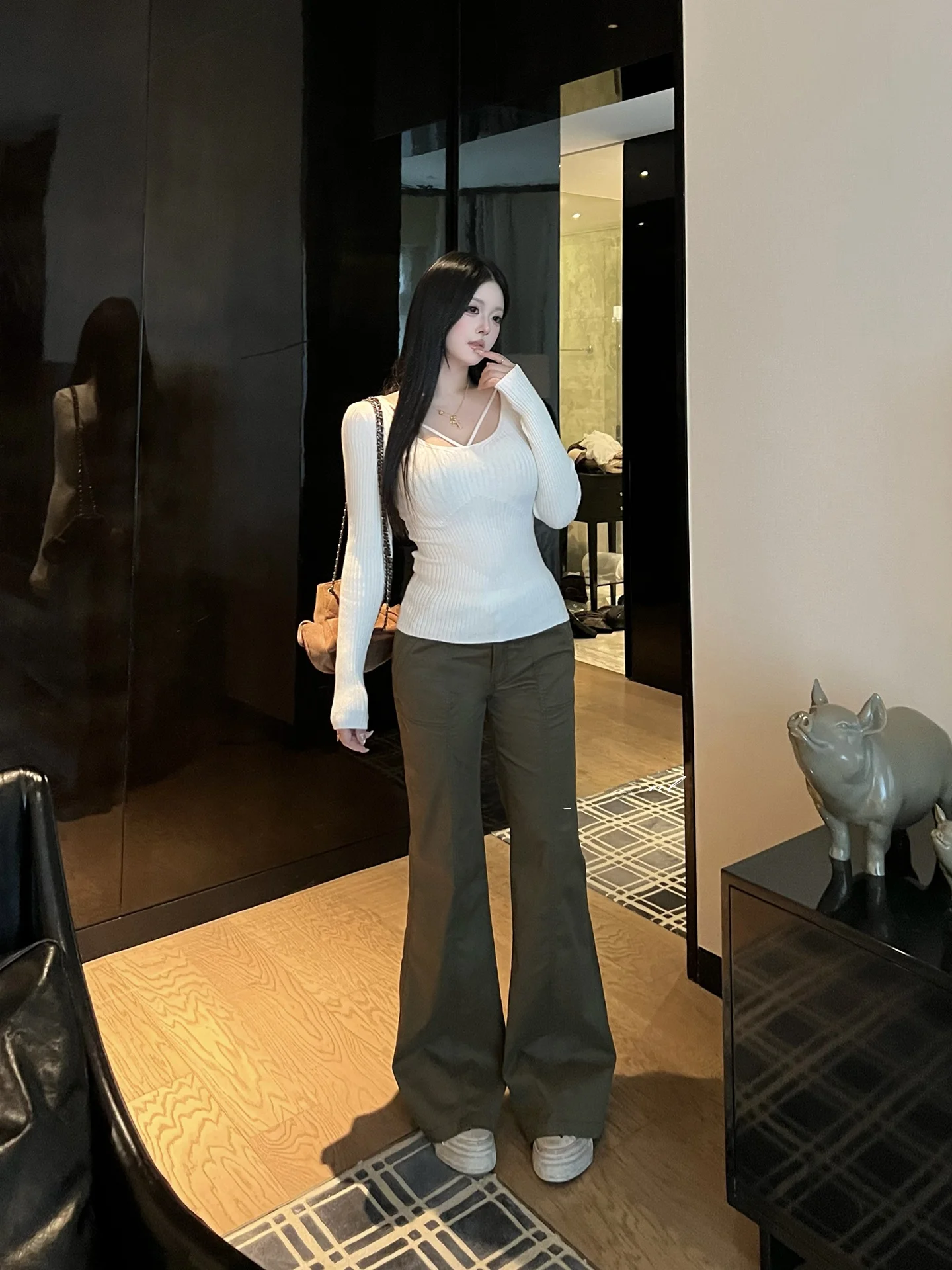 秋季新作のミリタリーカーゴパンツ：ゆったりシルエットとフレアデザインでカジュアルコーデを実現
