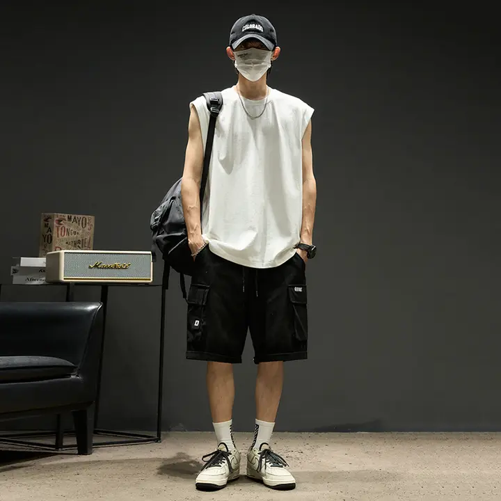 夏用 男性向けカジュアルなコットンタンクトップとカーゴショートパンツの組み合わせ（セットアップ対応）