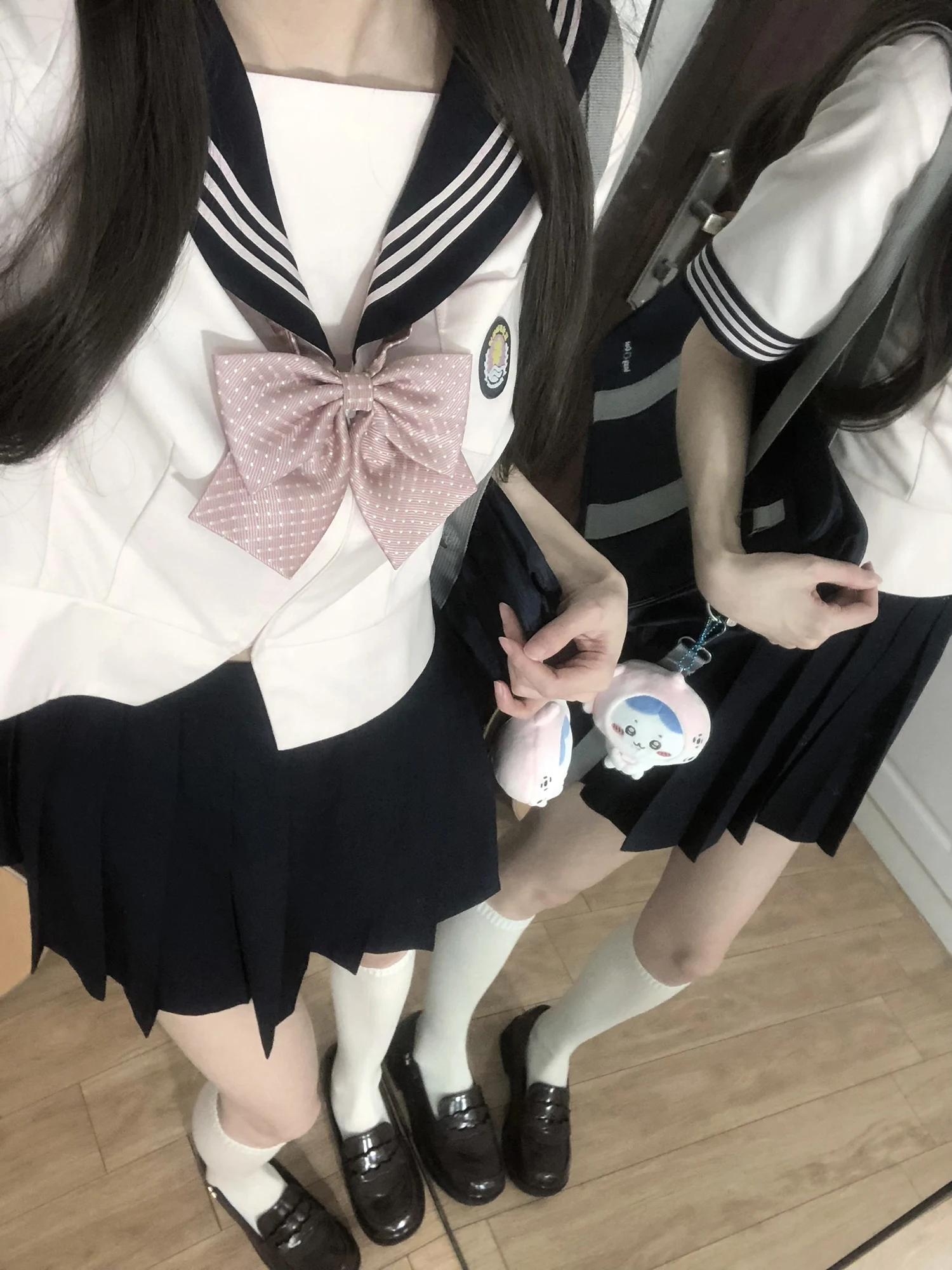 25度の日に高校生が着るおすすめのセーラー風スカート：ウエストリボン付きプリーツデザインの実用性と季節感