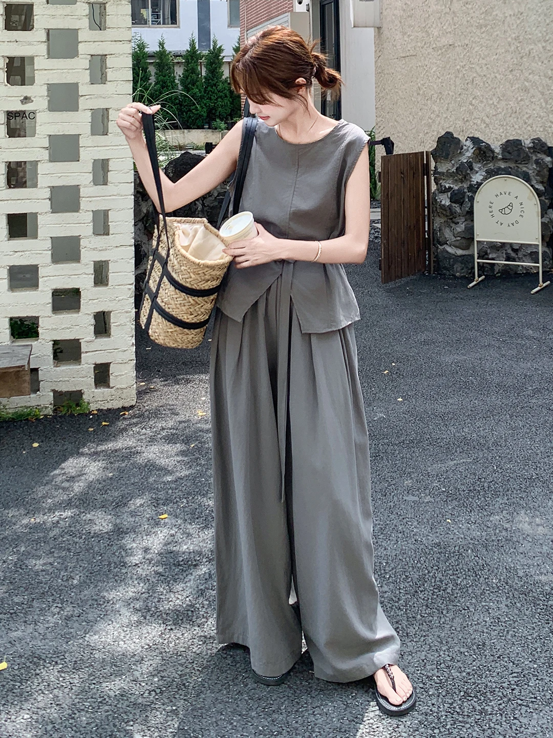 グレー無袖収腰コットンリネンタンクトップとワイドパンツセット：30代女性の春通勤スタイルに最適な軽量通勤コーデ