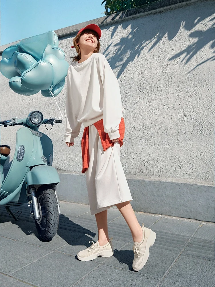 通気性に優れた女性用スニーカー：Pansy ベージュモデルが長時間歩行に適する理由