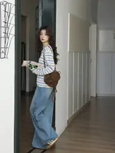 浅い青色の細め光沢デニムパンツ【ハイウエスト・ゆったりストレート】
