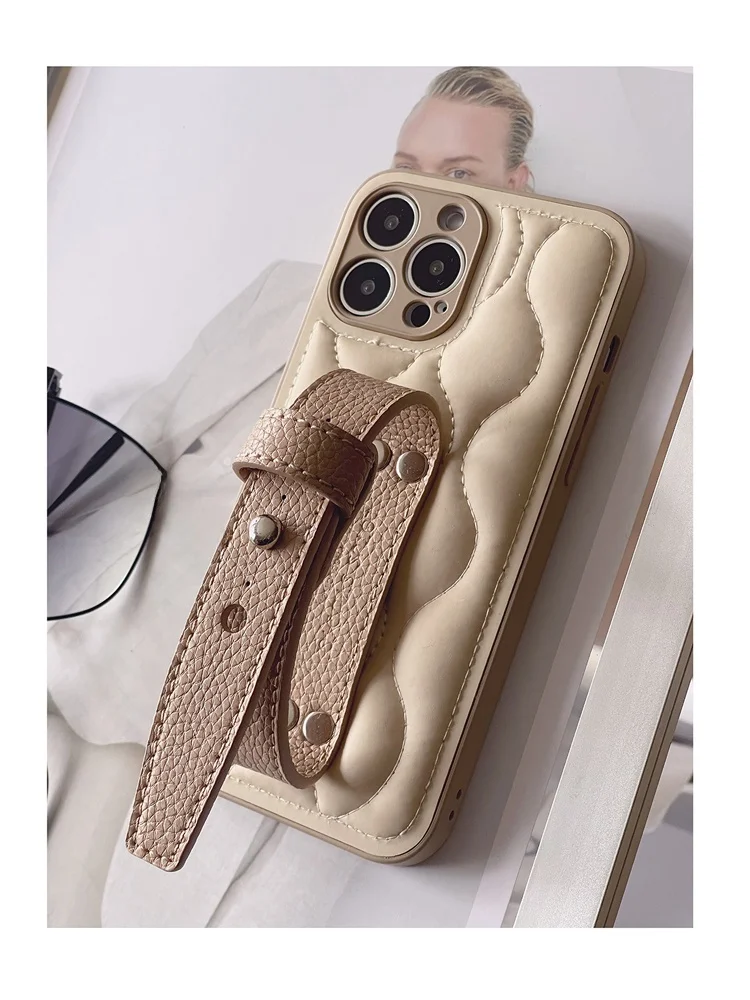 スマホケース ストラップ どうやってつけます？本革風の高級感が魅力のチェキ選びのコツとは