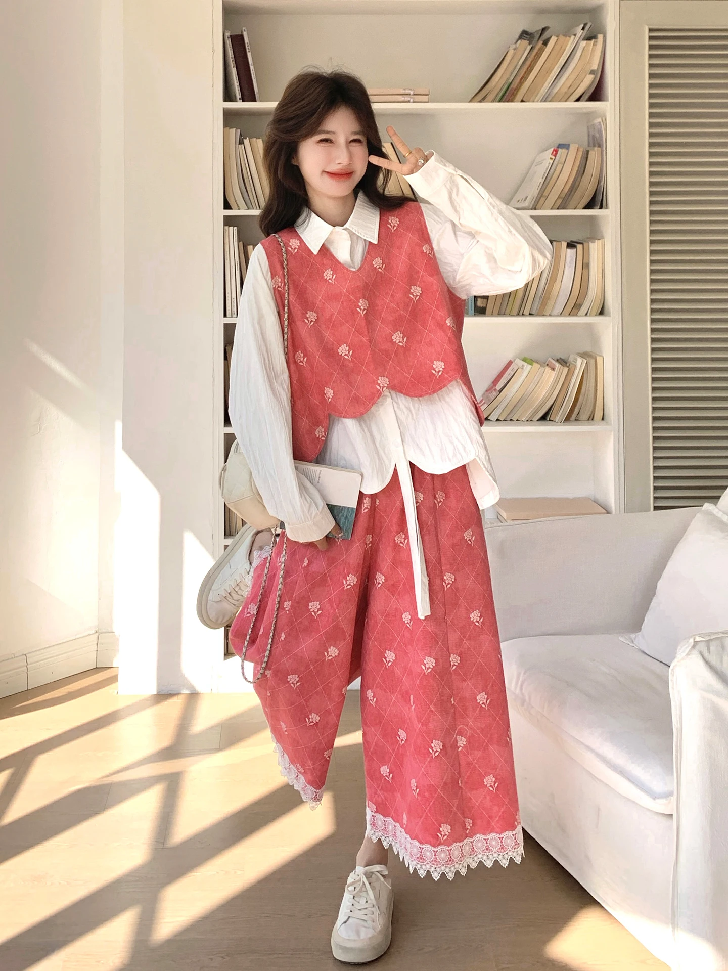 4月半ばに着る赤い花柄スカート＆ベスト＆シャツセット：フレンチスタイルの春の着こなしガイド