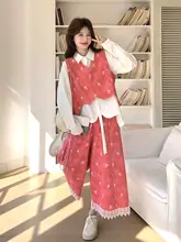春にぴったりな赤い花柄デザインのスカート＆ベスト＆シャツ【フレンチスタイル・女性用】（セットアップ対応）