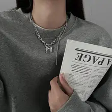 バタフライペンダント付きクリーミーチェーンネックレス【冬用・セーターにぴったり・個性的なデザイン】（セットアップ対応）
