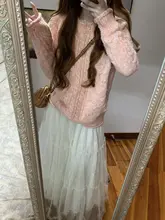 ラフな雰囲気のピンクのクルーネックニットセーター【ゆったりシルエット・ケーブル編み】