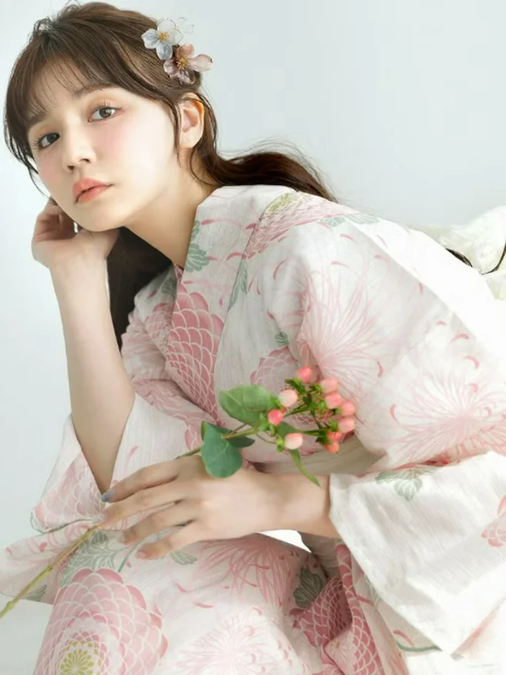 少女用の淡いピンク色の花柄印刷浴衣【伝統的な和服・クラシックデザイン・和洋折衷】