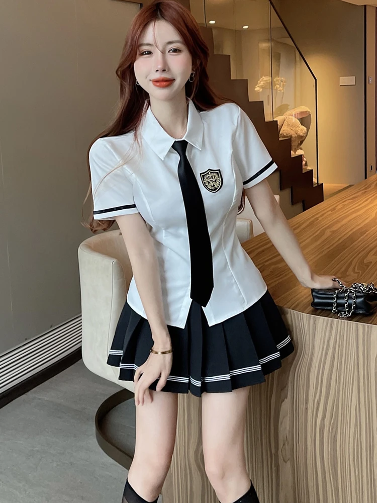 平成制服のグレーが通勤に合う理由は？JK風の白シャツとプリーツスカートが今、注目されている