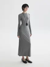 グレーのフィット感あるバックスリットワンピース【シンプル・ロング丈・肌触りの良いTシャツ素材】