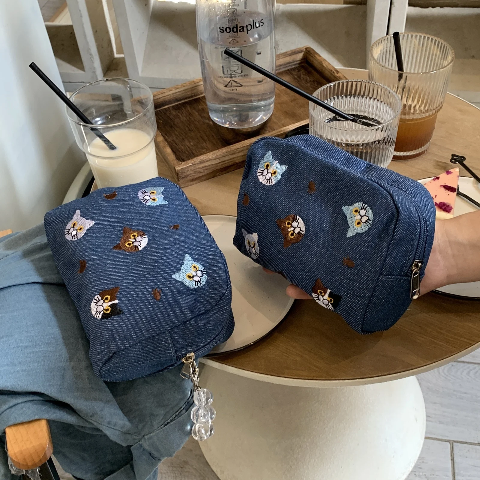 可愛い刺繍入り猫デザインの化粧ポーチ：可愛いコスメプレゼントに最適な収納アイテム