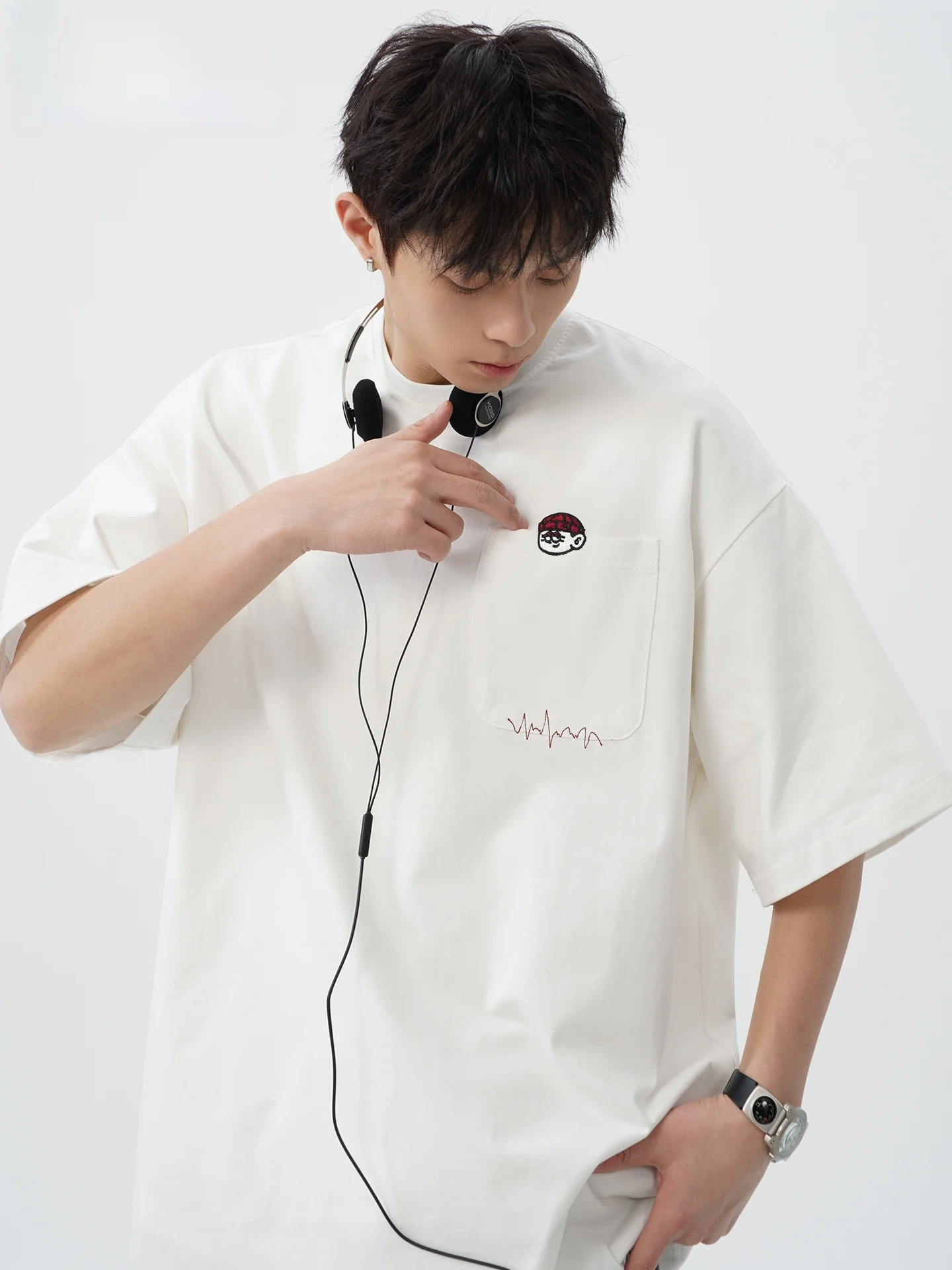 メンズ半袖Tシャツの通気性とデザイン：刺繍入りコットンTシャツの実用性解析