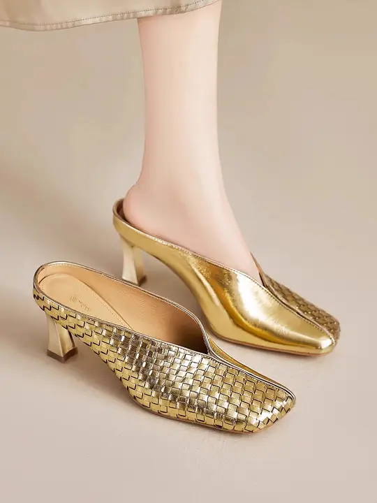 美しい気品の高いサマーサンダル【ゴールド・太ヒール・編みデザイン・ハーフオープン】
